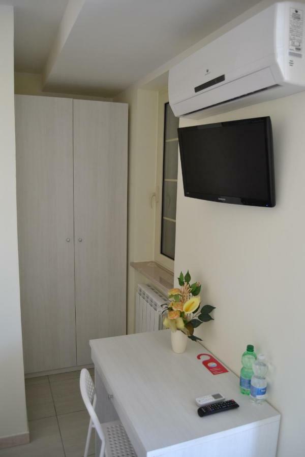 Guesthouse Holiday Formia Beach Bagian luar foto