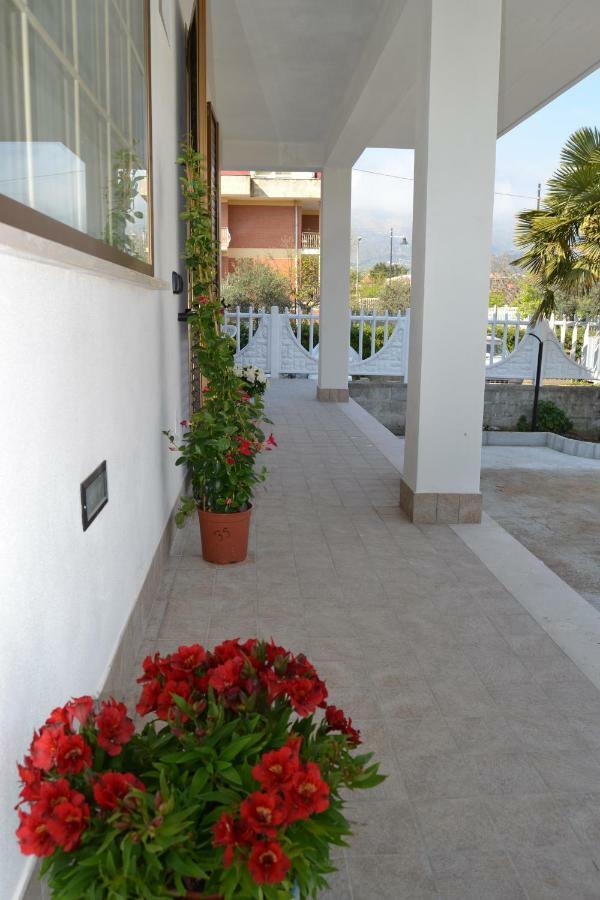 Guesthouse Holiday Formia Beach Bagian luar foto