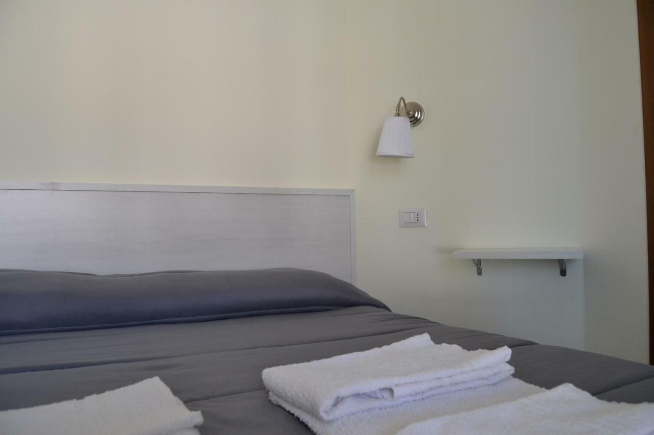 Guesthouse Holiday Formia Beach Bagian luar foto