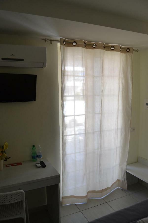 Guesthouse Holiday Formia Beach Bagian luar foto