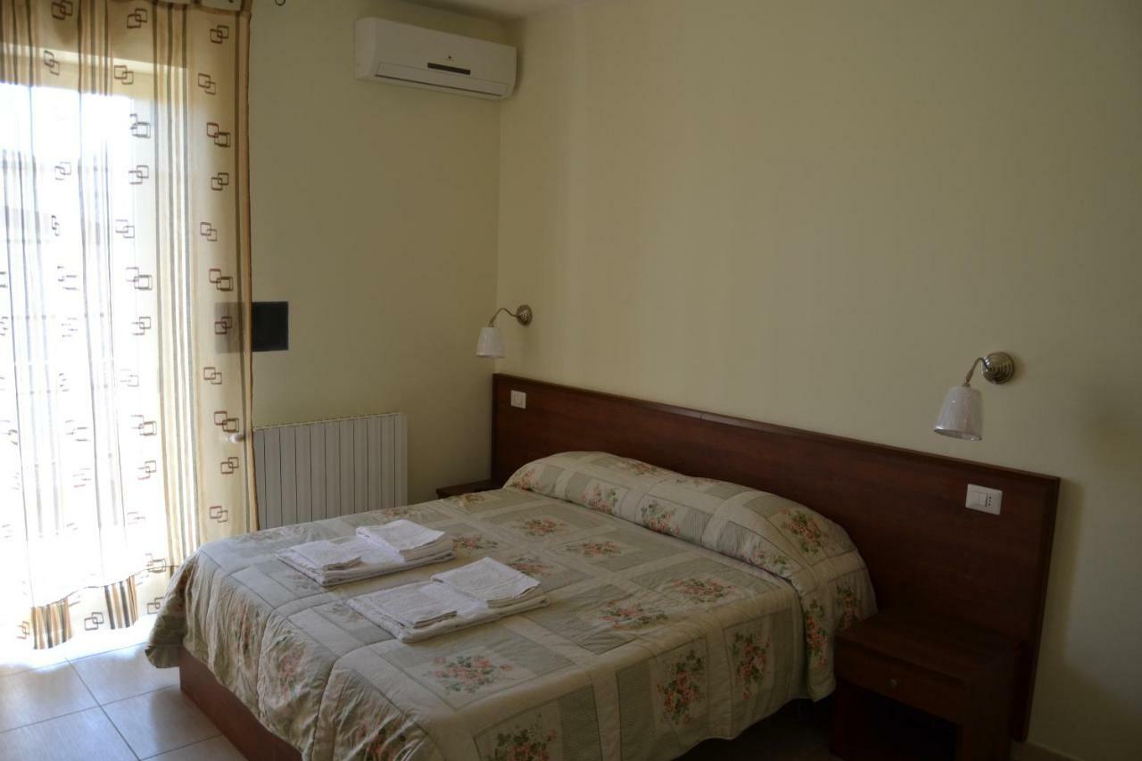 Guesthouse Holiday Formia Beach Bagian luar foto