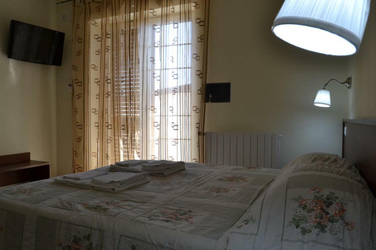 Guesthouse Holiday Formia Beach Bagian luar foto