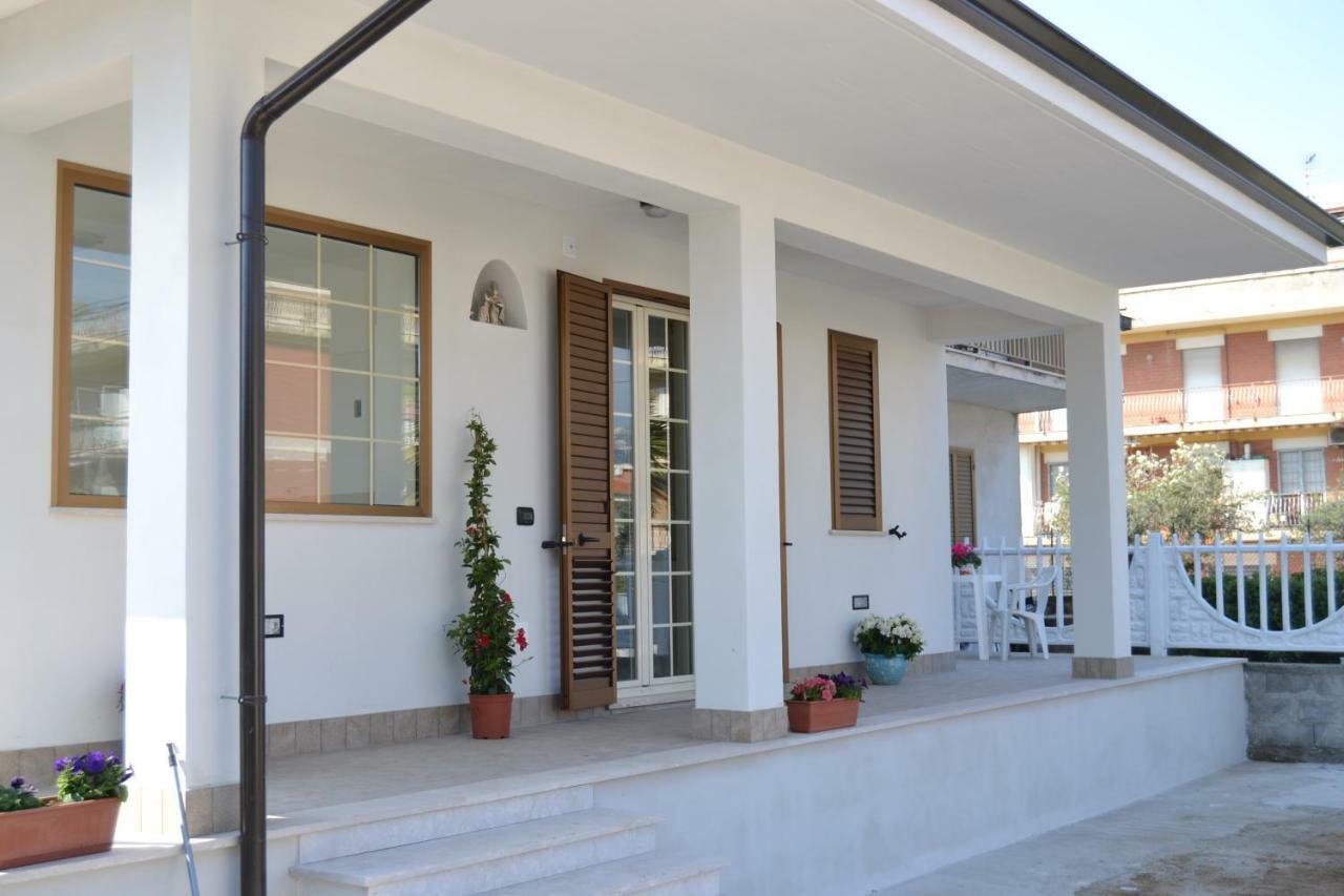 Guesthouse Holiday Formia Beach Bagian luar foto