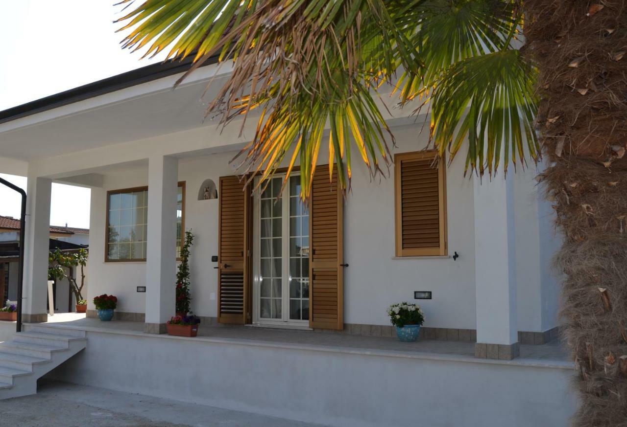 Guesthouse Holiday Formia Beach Bagian luar foto