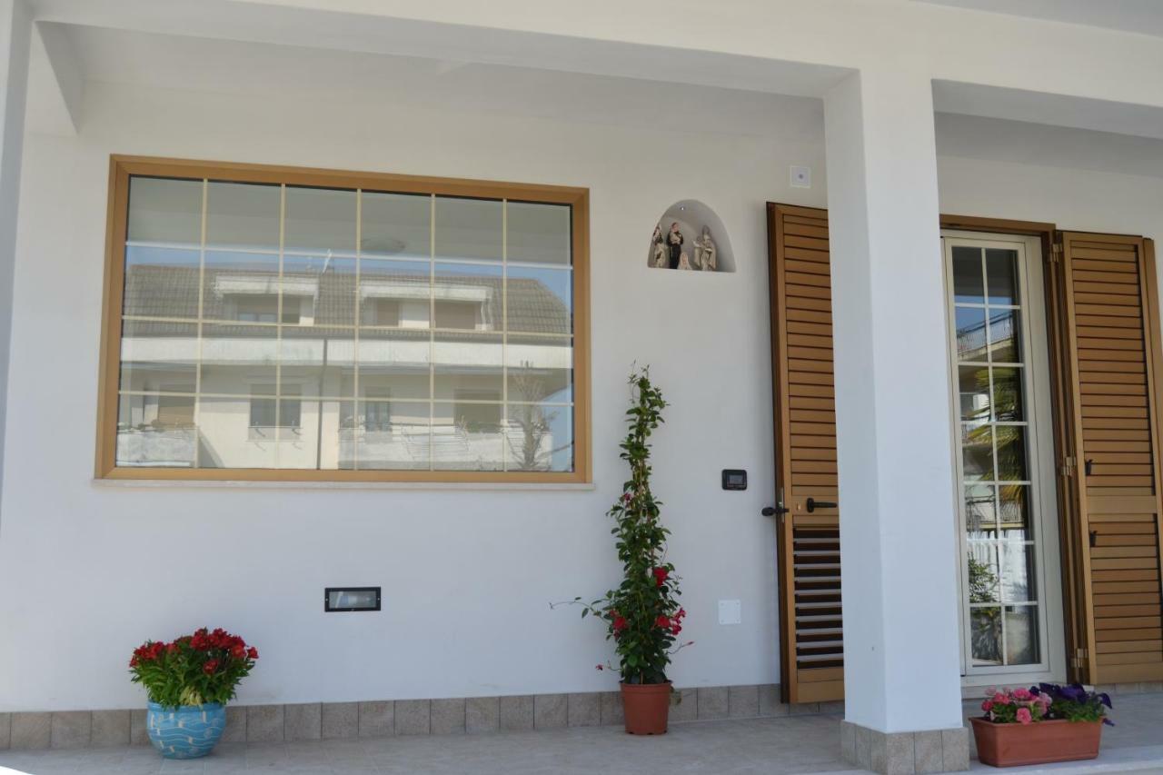 Guesthouse Holiday Formia Beach Bagian luar foto