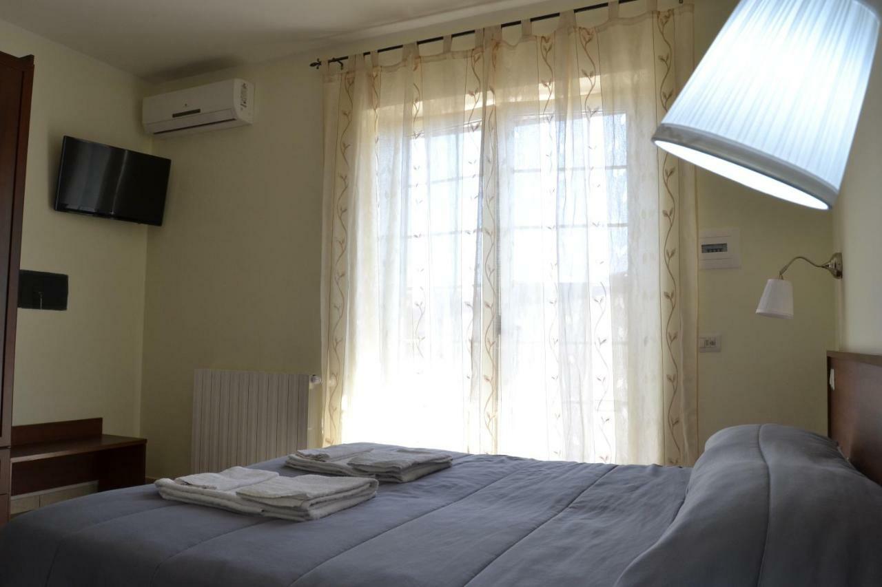 Guesthouse Holiday Formia Beach Bagian luar foto