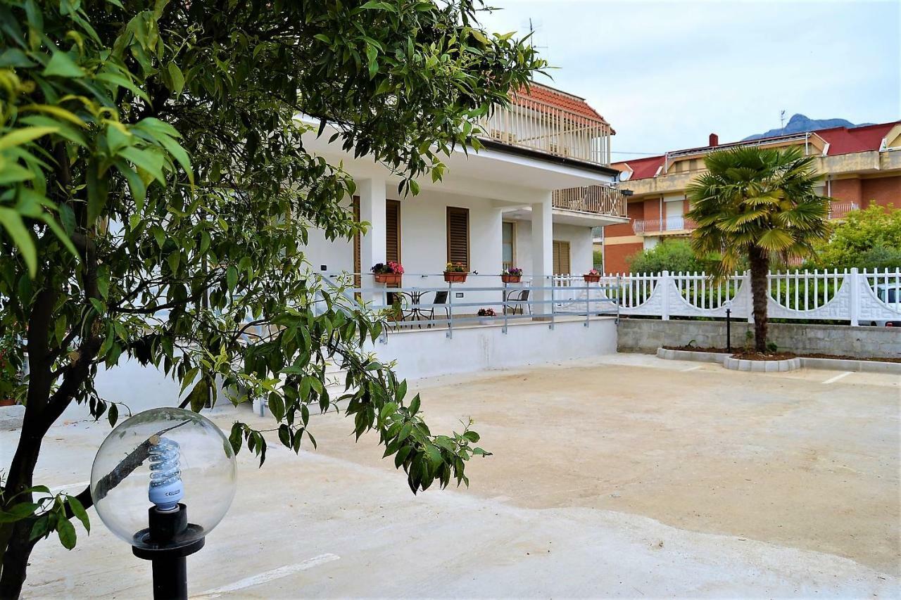 Guesthouse Holiday Formia Beach Bagian luar foto