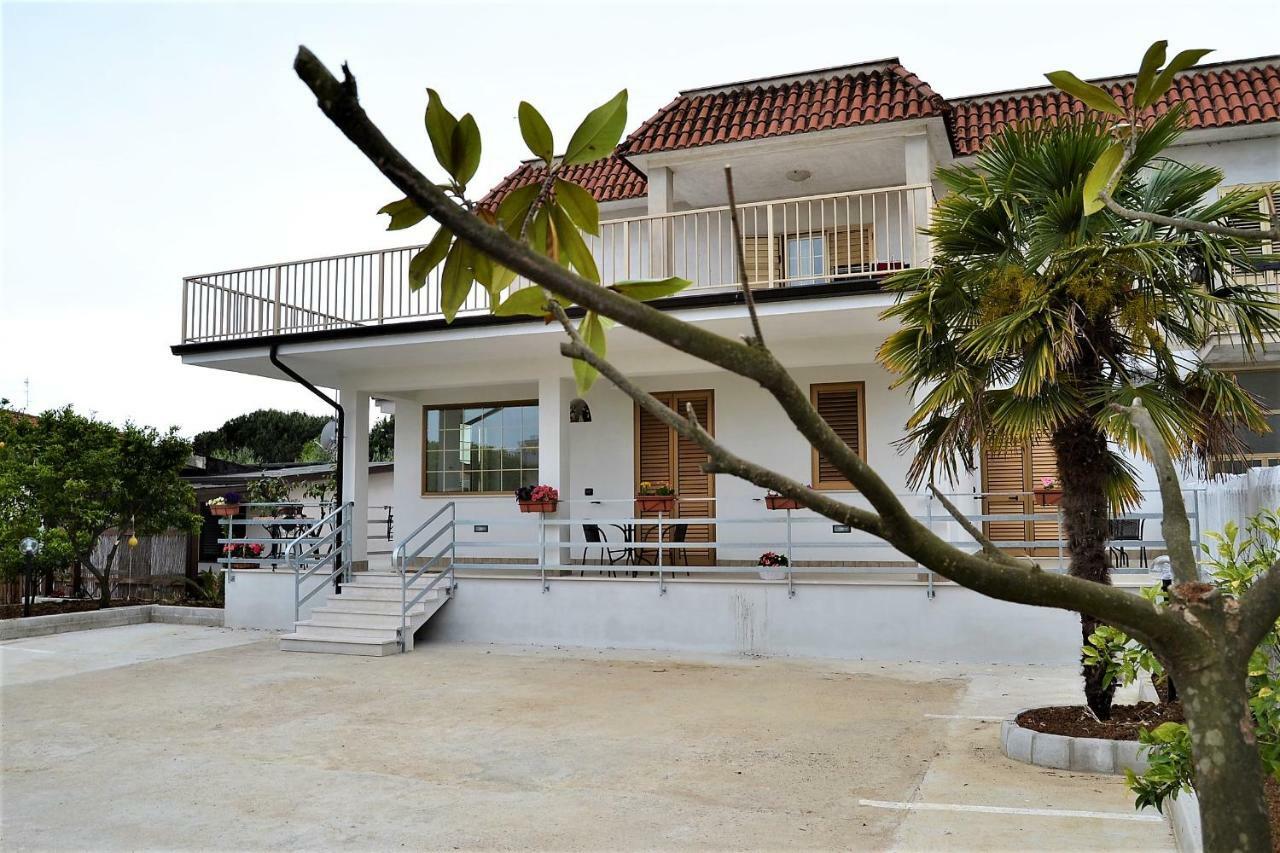 Guesthouse Holiday Formia Beach Bagian luar foto