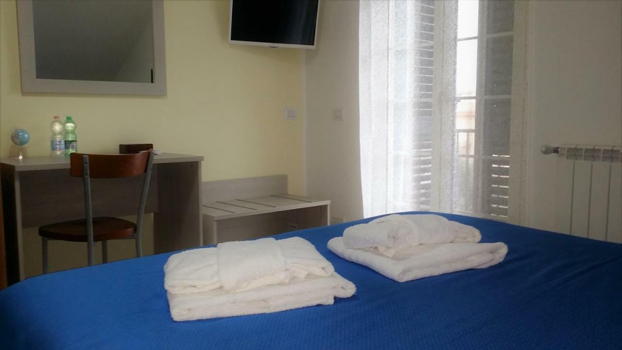 Guesthouse Holiday Formia Beach Bagian luar foto